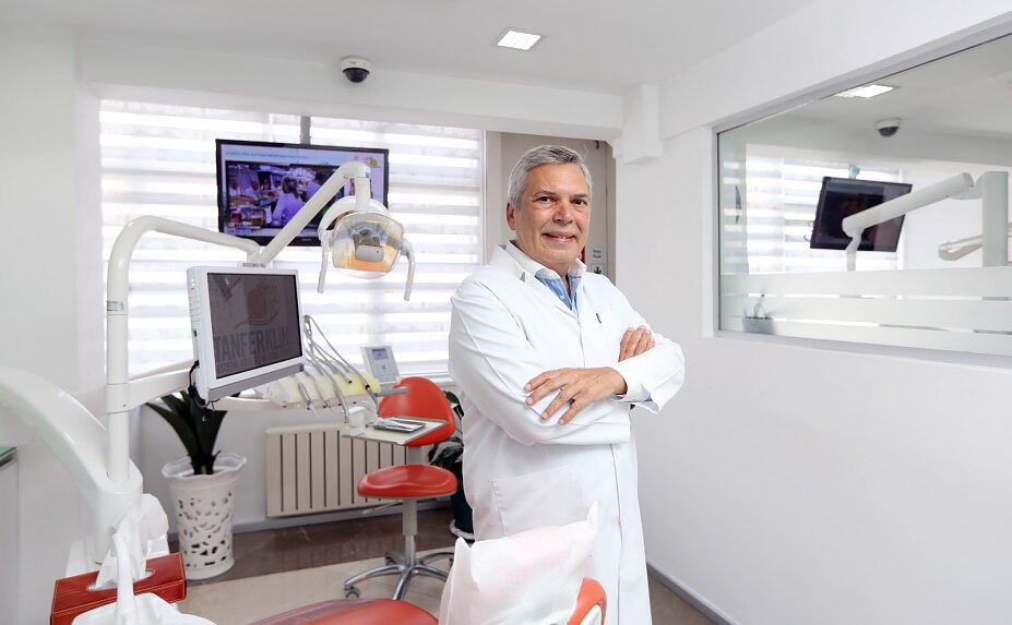 Dr. Nihat Tanfer gründete die TANFER Zahnklinik im Jahr 1981. Er gehört zu den renommiertesten Zahn- und Kieferchirurgen weltweit. Dr. Nihat Tanfer gründete die TANFER Zahnklinik im Jahr 1981. Er gehört zu den renommiertesten Zahn- und Kieferchirurgen weltweit.