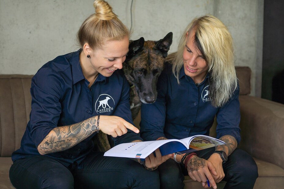 Inhaber und Geschäftsführer (Chalina Muschlien & Katrin Kästel) mit Mitarbeiterhund Slash Inhaber und Geschäftsführer (Chalina Muschlien & Katrin Kästel) mit Mitarbeiterhund Slash