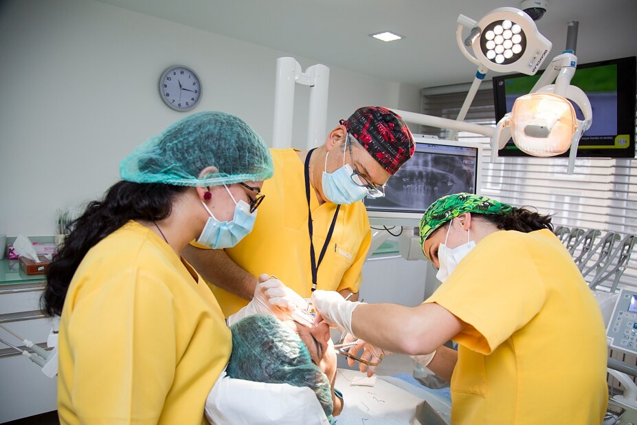 Ein deutschsprachiger Assistent steht den Patienten bei jeder Behandlung und jeder Besprechung vor Ort zur Seite. Ein deutschsprachiger Assistent steht den Patienten bei jeder Behandlung und jeder Besprechung vor Ort zur Seite.