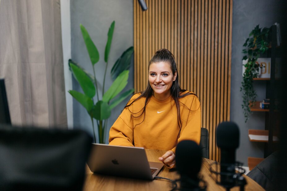 3 mal wöchentlich finden Livesessions auf den Bereichen Strategy, Content und Ads statt 3 mal wöchentlich finden Livesessions auf den Bereichen Strategy, Content und Ads statt