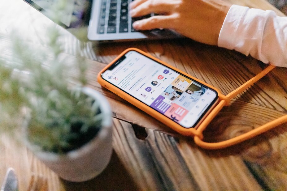 Schulungsteilnehmer lernen alles rund um die Themen Facebook, Instagram, TikTok und Co.