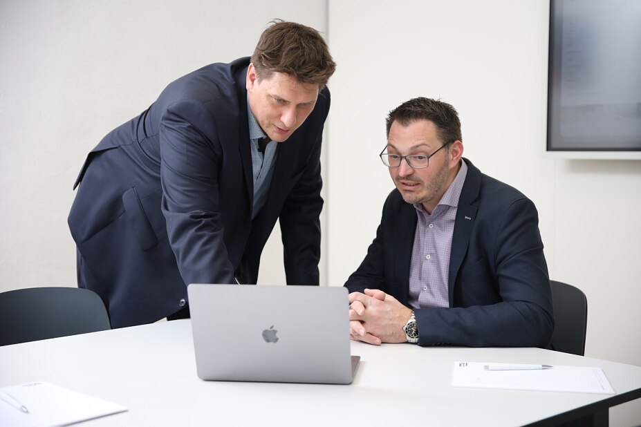 klickbeben-Geschäftsführer Manuel Diwosch berät Kunden in Marketing-Fragen klickbeben-Geschäftsführer Manuel Diwosch berät Kunden in Marketing-Fragen