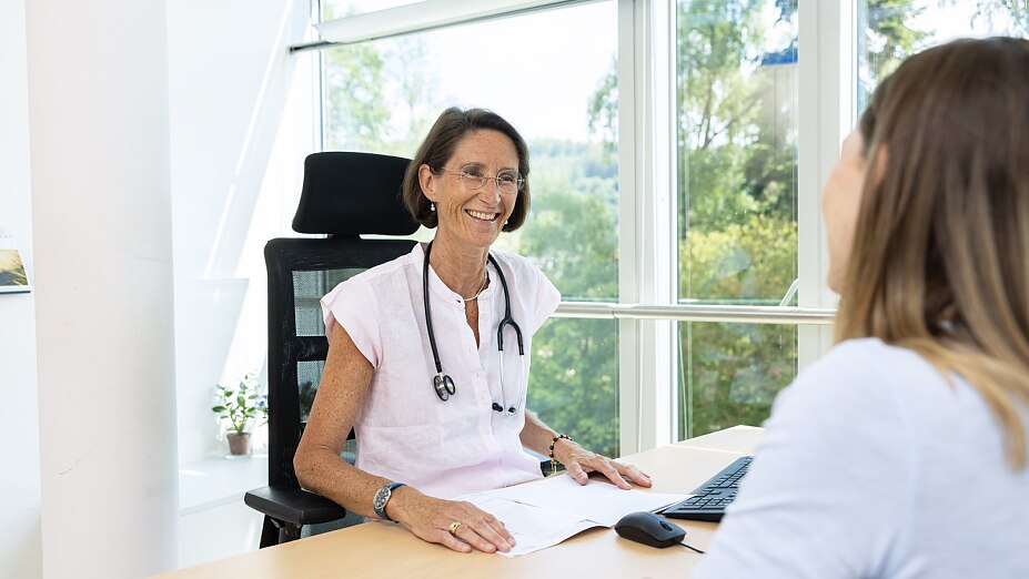 Die Experten-Teams aus Ärzt:innen und Therapeut:innen stimmen die Behandlung auf die individuellen Beschwerdebilder und Gesundheitsziele ab. Die Experten-Teams aus Ärzt:innen und Therapeut:innen stimmen die Behandlung auf die individuellen Beschwerdebilder und Gesundheitsziele ab.
