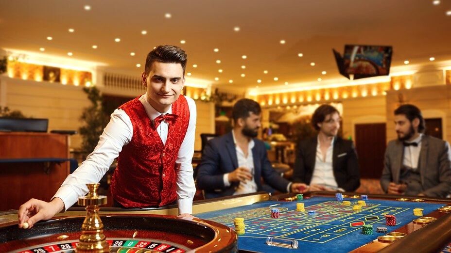 Groupier bedient das Roulette in der Spielbank