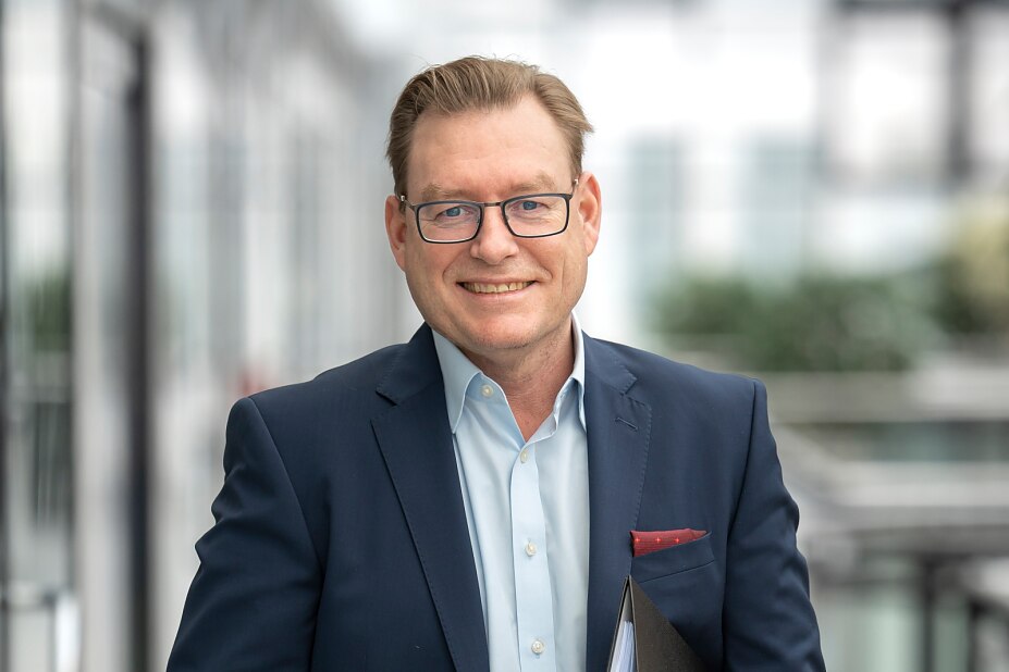 CEO Martin Ruske ist bei ONESTY für die Aus- und Weiterbildung der Financial Trainer verantwortlich. CEO Martin Ruske ist bei ONESTY für die Aus- und Weiterbildung der Financial Trainer verantwortlich.