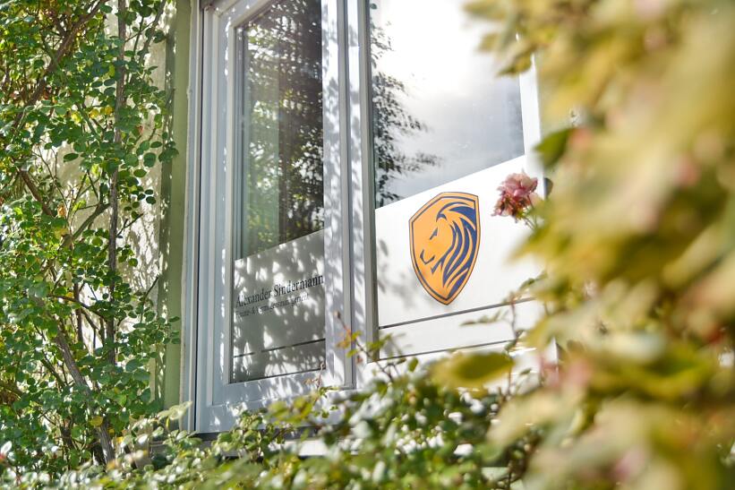Fenster mit Logo am Standort Lindenberg im Allgäue Fenster mit Logo am Standort Lindenberg im Allgäue
