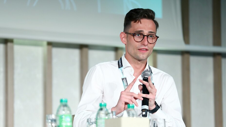 Gründer der SoCare GmbH, Prince Said Mehmedagic, auf einer Internationalen Fachkonferenz zum Thema Online Marketing und die Optimierung der digitalen Customer Journey
