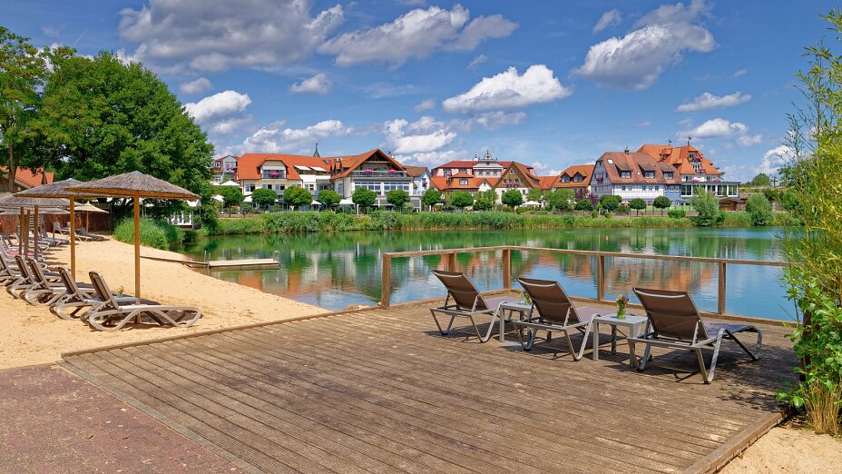 Idyllische Auszeit am Niedernberger See – Sonne, Sandstrand und Entspannung pur.