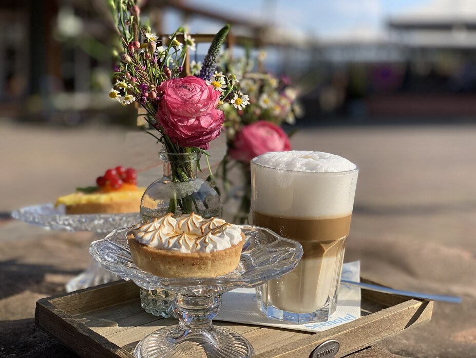 Genussmomente am See – Feine Tartes, duftender Kaffee und ein Hauch von Romantik.