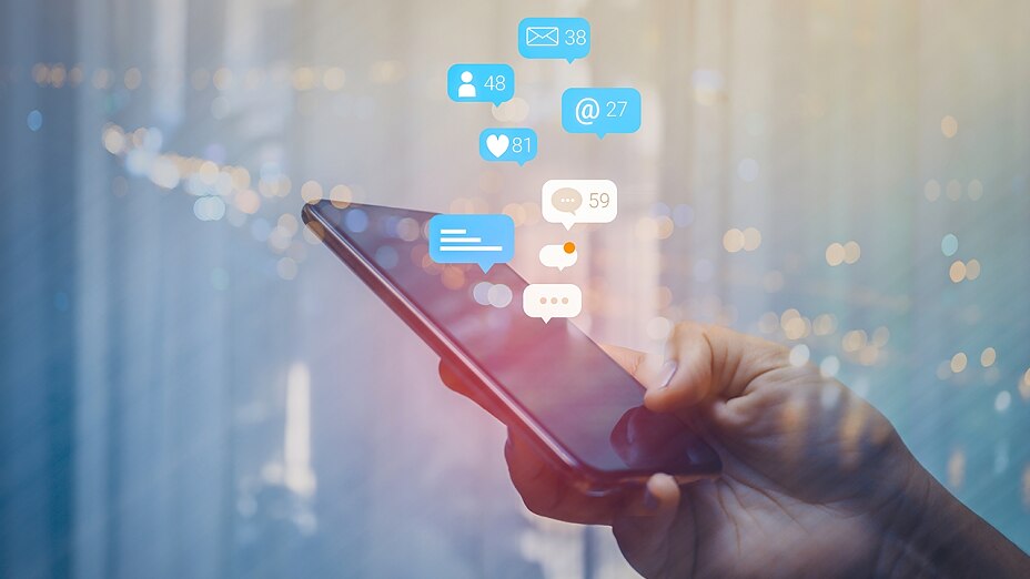 Soziale Medien setzen zunehmend auf KI-Technologien und erweitern ihr Angebot um vielfältige Services, darunter auch integrierte Shopping-Möglichkeiten.