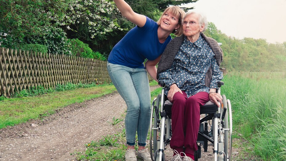 Betreuungskräfte aus Polen machen Spaziergänge mit den Senior/innen