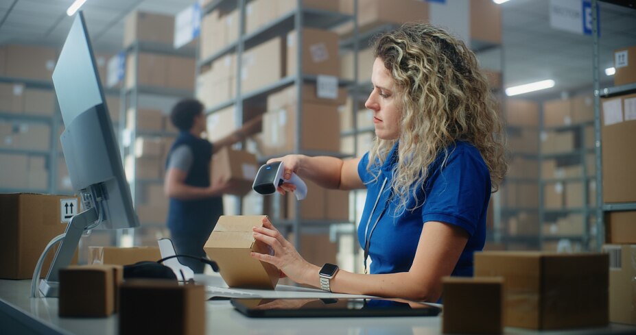 Mit Sorgfalt verpackt: Unsere Mitarbeiter bereiten im Lager Pflegehilfsmittelpakete für den Versand vor – damit Unterstützung genau dort ankommt, wo sie gebraucht wird Mit Sorgfalt verpackt: Unsere Mitarbeiter bereiten im Lager Pflegehilfsmittelpakete für den Versand vor – damit Unterstützung genau dort ankommt, wo sie gebraucht wird