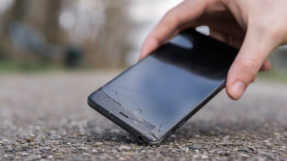 cropped-hand-holding-broken-smart-phone-road-freepik-bild-3