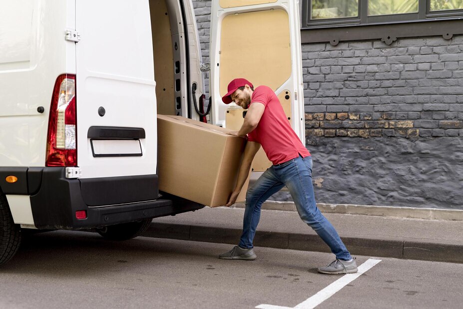 man-loading-packages-freepik-bild-2 man-loading-packages-freepik-bild-2