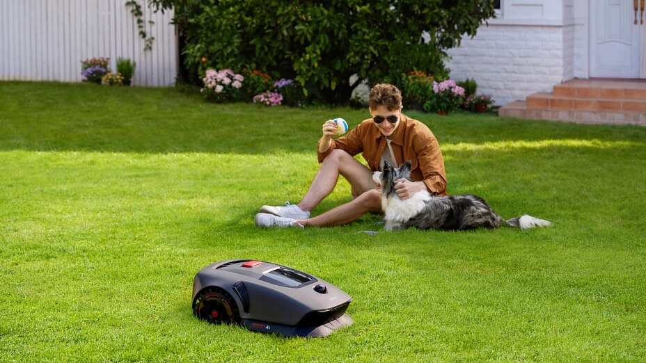 Arbeiten, während ihre sich erholen: die neuen Mähroboter MOVA 600 und MOVA 1000.