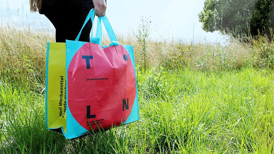 Ein hochwertiger Werbeartikel, wie die langlebige Tragetasche von TLN, begleitet Kunden im Alltag und transportiert die Markenbotschaft auf sympathische und sichtbare Weise.