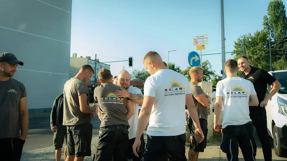 SolarX spontane Aufnahme vor dem Firmengebäude