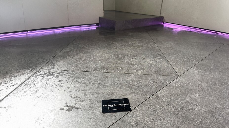 Luxus-Badsanierung in München: Thomas Baumgartner von TileArt Concepts vereint Naturstein, Mosaik & Megaformat-Fliesen mit meisterhafter Verarbeitung und Stil.