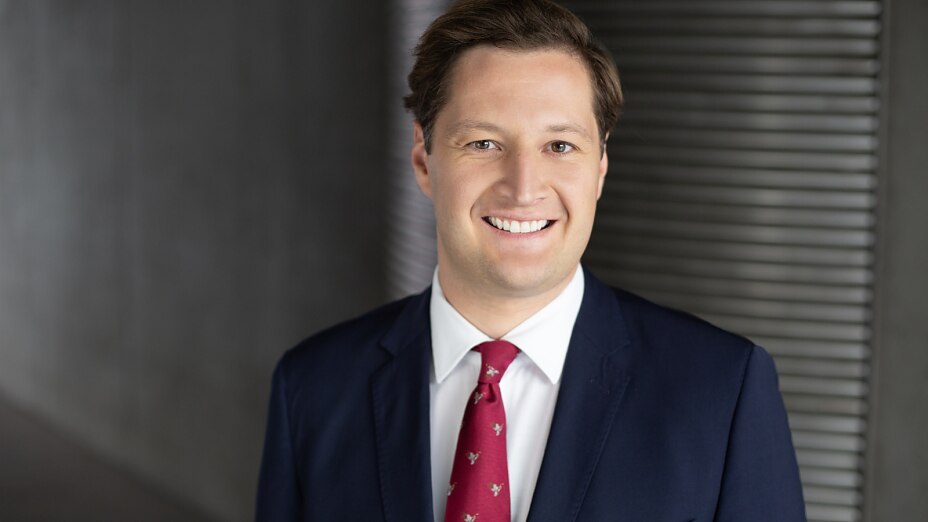 Nicolas Colsman blickt in die Kamera und präsentiert sich als Autor und Experte für digitale Bildung.