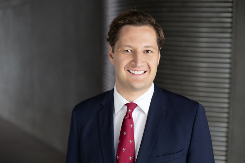 Nicolas Colsman blickt in die Kamera und präsentiert sich als Autor und Experte für digitale Bildung.