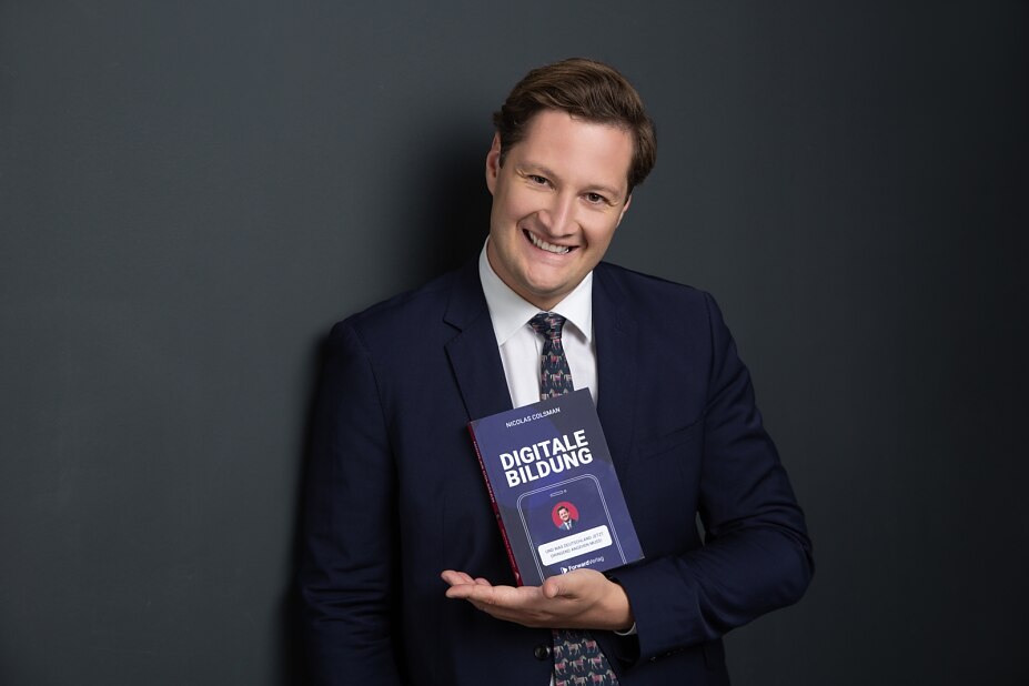 Nicolas Colsman mit seinem Buch Digitale Bildung und was Deutschland jetzt tun muss