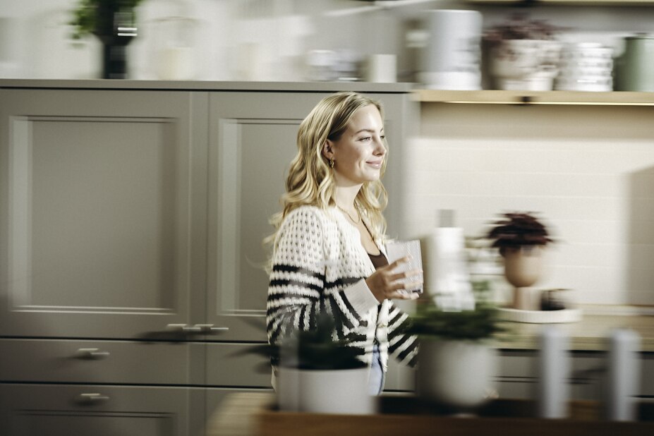 Frau läuft zu Osmoseanlage