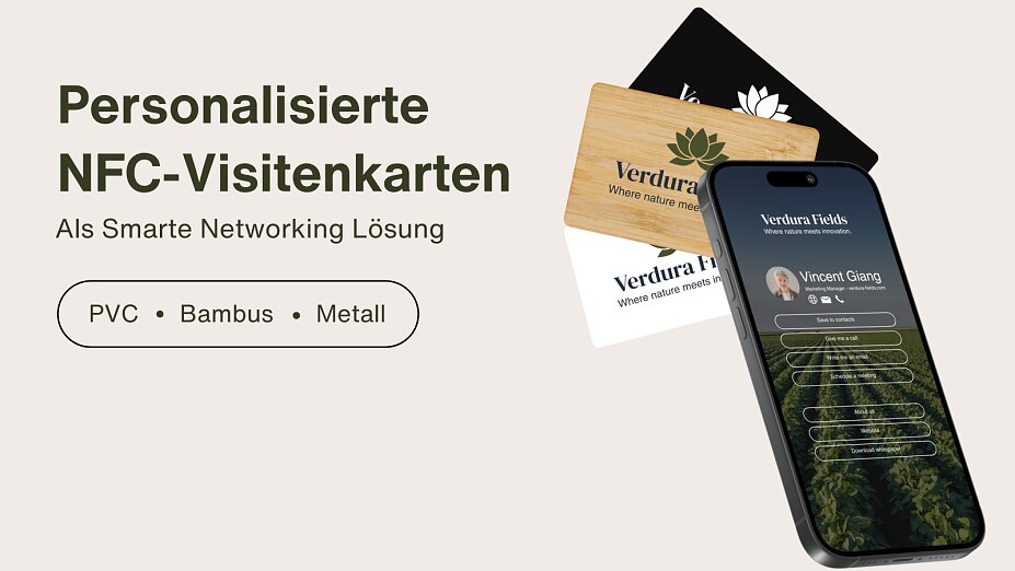 Drei personalisierte NFC-Visitenkarten mit dem Branding „Verdura Fields“ und ein Smartphone, auf dem eine digitale Visitenkarte angezeigt wird.