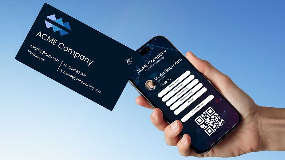 Eine Hand hält eine personalisierte NFC-Karte an ein Smartphone, um das digitale Visitenkartenprofil aufzurufen.