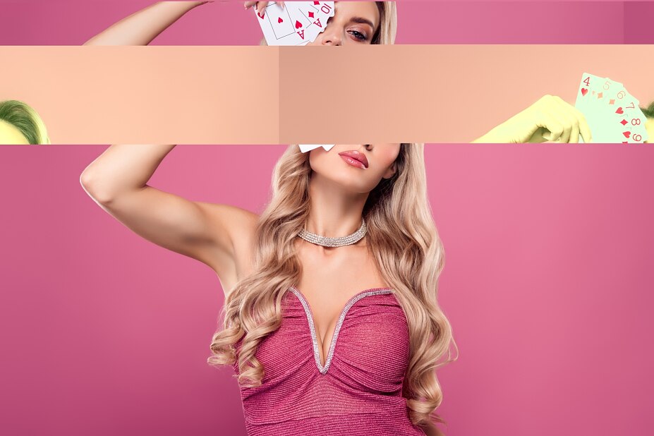 Eine blonde Frau die karten in der Hand hat