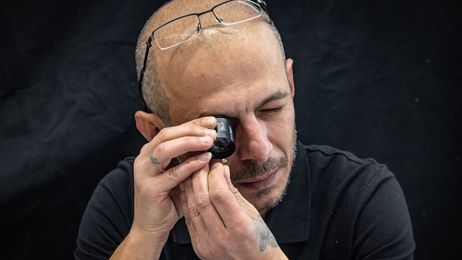 Piercingschmuck wird genaustens unter die Lupe genommen