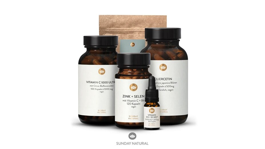 Produkt-Set von Sunday Natural vor weißem Hintergrund, bestehend aus Vitamin C, Zink + Selen, Quercetin und Vitamin D3 Tropfen sowie einem Beutel.