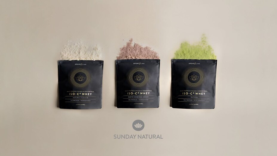 Packung des NuShape Metabolic Complete Mahlzeitenersatz-Shakes von Sunday Natural neben einem zubereiteten Shake.