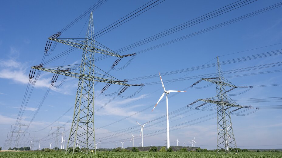 Hochspannungsleitungen und Windräder