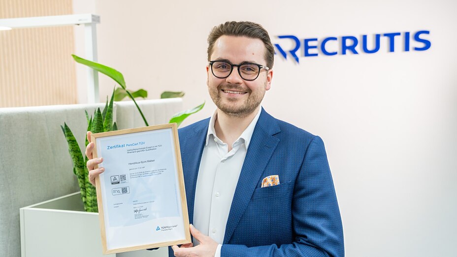 Sjors Matser mit dem TÜV-Zertifikat zum Verkaufspsychologie-Experten
