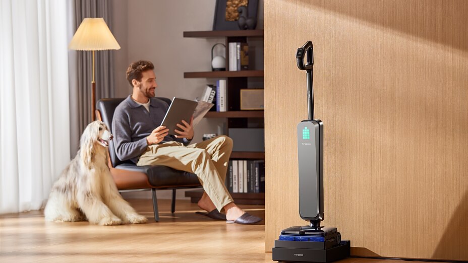 „Tineco FLOOR ONE S9 Scientist reinigt Holzfußboden im Wohnraum“