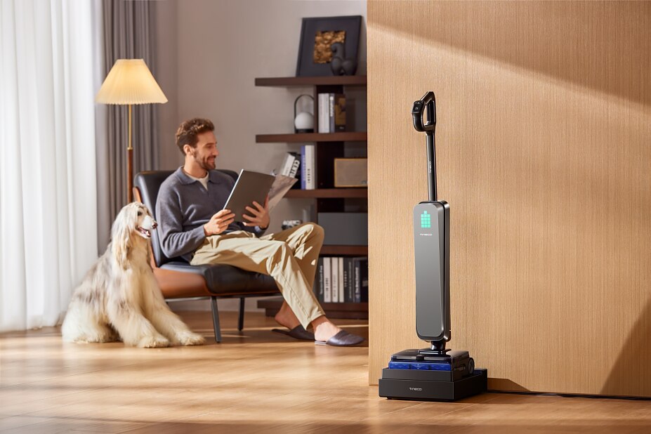 „Tineco FLOOR ONE S9 Scientist reinigt Holzfußboden im Wohnraum“