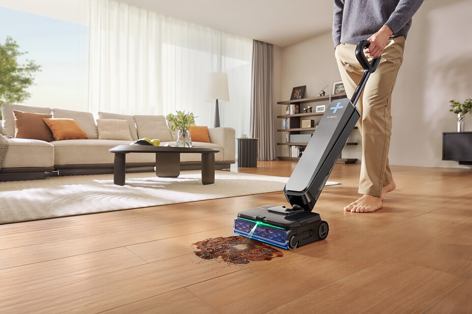 Nass-Trockensauger sprüht gezielten Wasserstrahl zur Entfernung hartnäckiger Verschmutzungen auf dem Boden