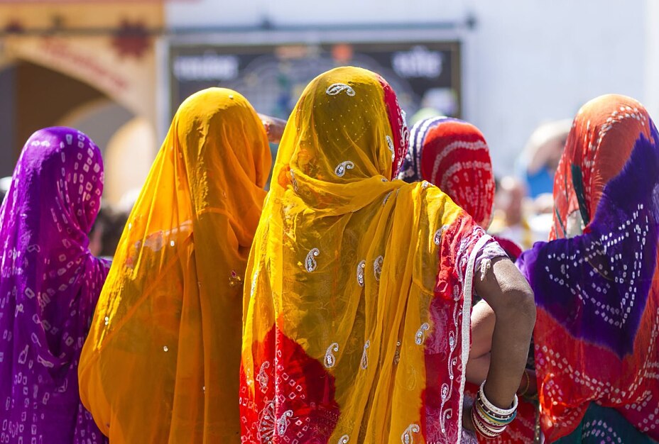 Frauen in traditionellen, farbenfrohen Saris auf einem Markt