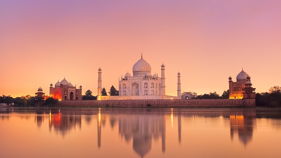 Taj Mahal in Agra mit Spiegelung im Wasserbecken während der Abenddämmerung