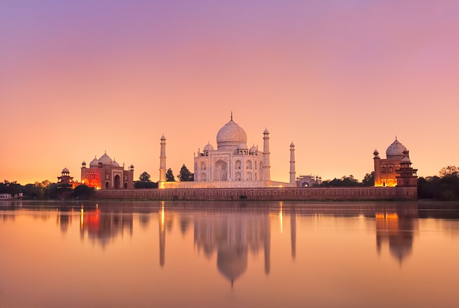 Taj Mahal in Agra mit Spiegelung im Wasserbecken während der Abenddämmerung