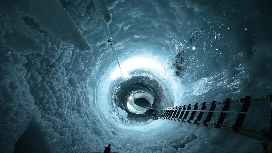 Natureispalast Erler GmbH: Gletscherhöhle in Tirol als begehrte Kulisse für Firmenevents und internationale Medienberichte.