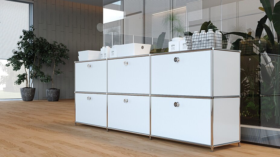 Modulares Flexcube Sideboard in Weiß mit sechs Klappen in einem hellen Büro mit Holzboden und Pflanzen