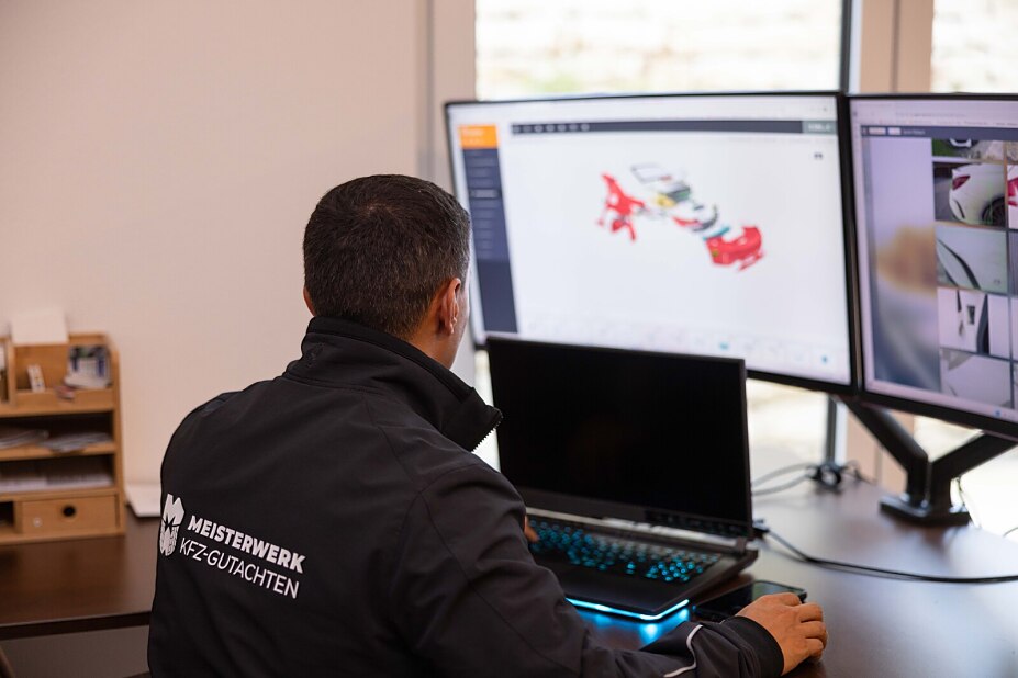 Kfz-Sachverständiger erstellt am Computer die Schadenkalkulation für ein Gutachten
