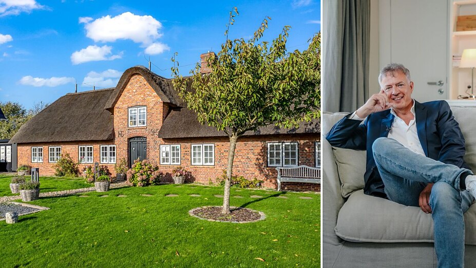 Collage aus zwei Bildern: Links ein gepflegtes, reetgedecktes Backsteinhaus mit Garten, rechts ein lächelnder Mann im blauen Sakko und Jeans auf einem Sofa.